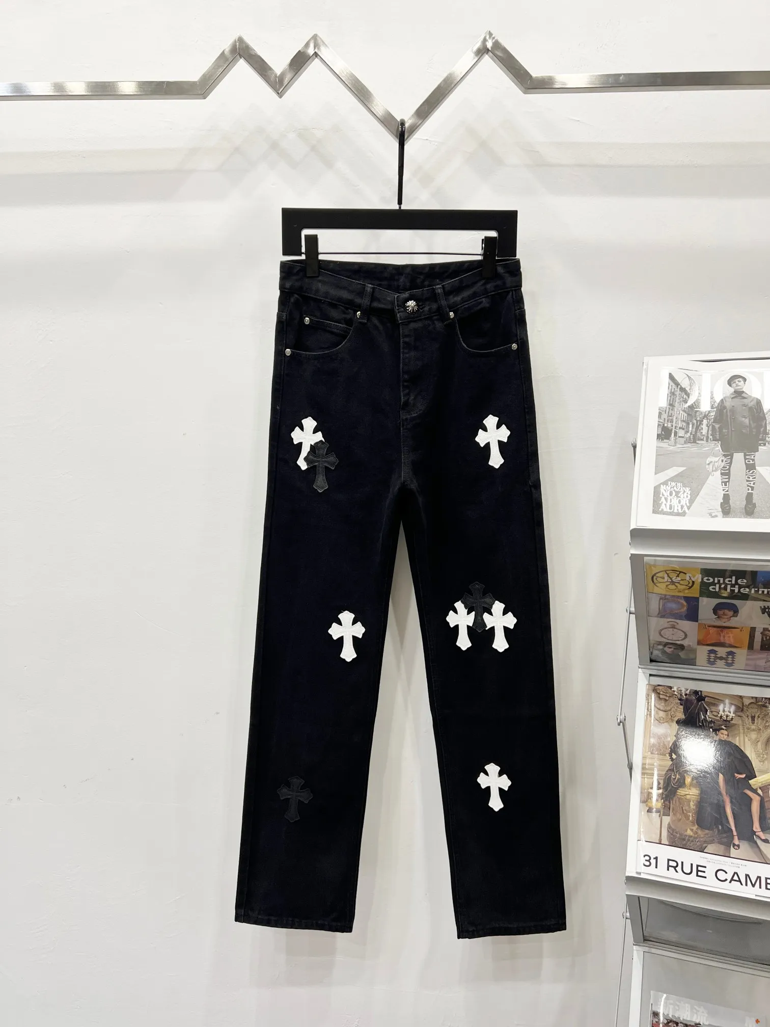 P260 Style number: (K640) Style number: (K550) Chrome Hearts & Chrome Hearts CH city limited series Sanskrit cross patch patchwork leather jeans need to be washed and then disassembled and hand-stitched with sheepskin cross skin and then spliced ​​together to complete the process. The whole process is too complicated to explain. The texture can be seen in the hand, and it looks good. The styles with different washed textures are very friendly to people with thin legs and thick legs. The straight version is very flattering to the leg shape. The moderate length is timeless and can be matched easily and casually. It is the basic styling foundation for various styles and is a must-have in the wardrobe! The fabric is stiff but also makes the upper body soft without losing texture. The washing process is even more perfect. It is a must-have item for everyone! ! ! Washed wheat, hang tag, pants label, three labels are complete, the upper body effect is particularly stiff and stylish, super stylish, same style for men and women - Color: orange and orange Size: 28 30 32 34